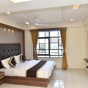 Hotel Royal Square By Sky Stays